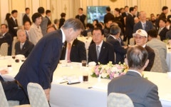 “따뜻한 보훈 실천” 문 대통령, 유공자에 90도로 허리굽혀 인사