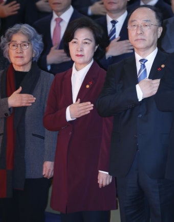 문 대통령, 추미애 임명…역대 두 번째 여성 법무부 장관 탄생