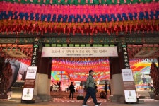 석가탄신일 하루 전 조계사 찾은 시민들