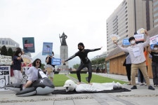 돌고래타고 사진까지…거제 씨월드 폐쇄하라