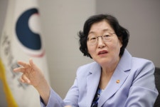 [인터뷰] 이정옥 여성가족부 장관 디지털 성범죄자 죄의식 없는 게 문제