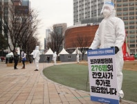 지친 의료진들 K방역 영웅이라는 명예 대신 인력 원한다