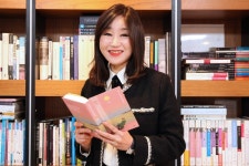 한국 최초 전미번역상 김이듬 시인 한국에서 여성은 유령, 여성의 시쓰기는 도전