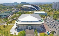 광주 염주체육관 잔디밭에서 수백명 취식... 확진자 발생