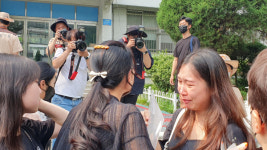 서초 서이초등학교 앞 검은 추모 물결, 학교 둘러싸고 길게 이어져