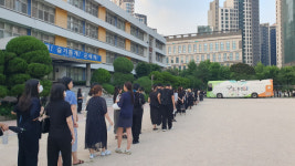 서초 서이초등학교 앞 검은 추모 물결, 학교 둘러싸고 길게 이어져