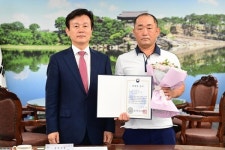 진주시, ‘편의점 숏컷 폭행’ 의인에 의상자 증서 전수