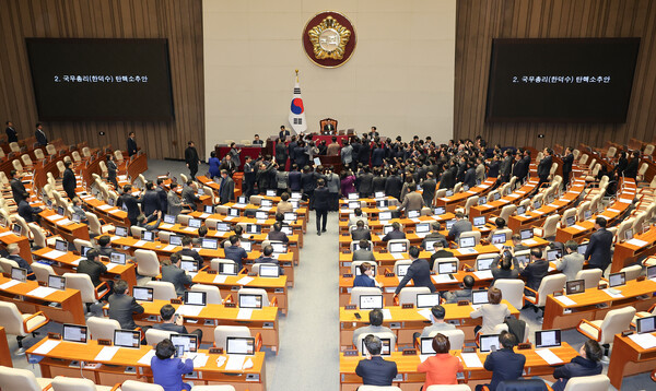 국회, 한덕수 대통령 권한대행에 대한 탄핵안 가결...정족수 돌파해 직무정지 예상