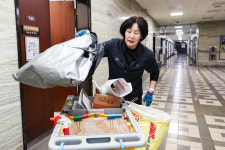 계엄 후 국회를 복구한 베테랑들...국회 청소노동자를 만나다 [손기자의 앵글]