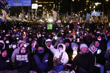 [포토] 12·3 비상계엄 1년, 다시 빛으로 물든 국회