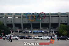 [축구장에 놀러가다] 쓸쓸한 잠실 종합운동장 한편에 서서