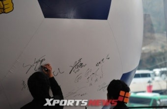 [엑츠화보] 레드카펫 위에 선 축구선수들