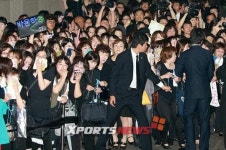 [엑츠포토] 용하씨 행복하세요… 故 박용하를 보내는 팬들