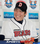 두산 김현수 (손)시헌이 형 대답이 강한데요~[포토]