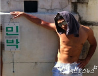 비, 식스팩 공개 화제 태닝하니 더 완벽해진 몸매