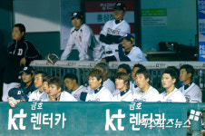 어두워진 두산 덕아웃 우린 잠실에서 왜이러지?[포토]