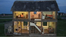 사람 사는 인형의 집 내부를 그대로 들여다 볼 수 있어