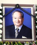 故 조경환 영정사진 속 미소 짓고 있는 호랑이 선생님[포토]