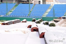 한밭구장 걷어낸 인조잔디[포토]