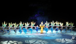 화려한 무대 선보이는 미녀와 야수 캐릭터들[포토]