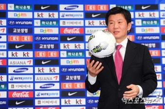 정몽규 회장 '사랑하는 축구공을 손에 들고~'[포토]