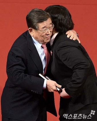 공로상 수상 장미란 '김운용 전 IOC 부위원장과 포옹'[포토]