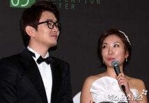 '예비신랑 윤형빈에게 시선을 떼지 못하는 예비신부 정경미'[포토]