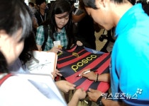 이광훈 팬들의 사인요청 쇄도[포토]