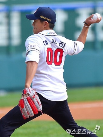 이서진 시구 '두산의 승리를 염원하며'[포토]