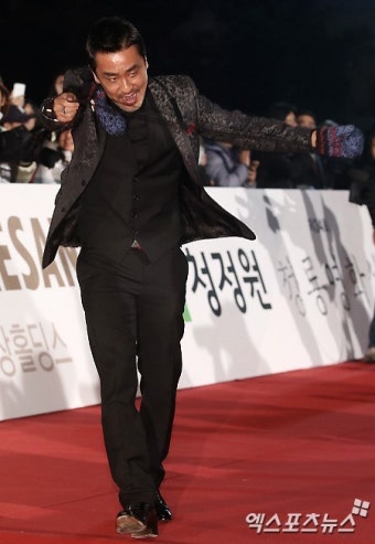류승룡 '터프하게 장갑을 벗으며'[포토]