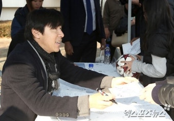 신태용 홍보대사 '성남 일화 마지막 홈경기 찾아 팬사인회'[포토]