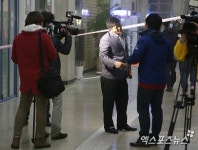 취재진에게 화재에 대해 설명하는 잠실나루역 담당자[포토]