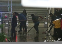 화재진압 후 물기를 제거하는 잠실나루역 관계자[포토]