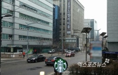 서울 강남역… 갑작스레 쏟아지는 눈 [포토]