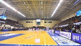 호반체육관 가득 메운 여자농구 팬들[포토]