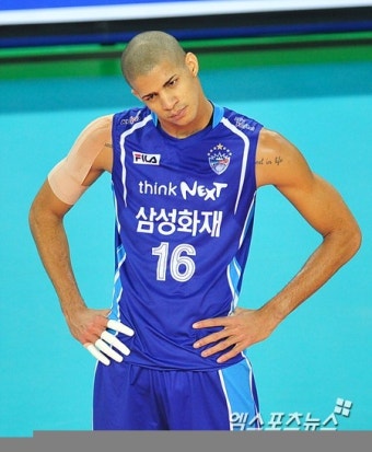레오 원맨쇼 가리는 삼성화재 '못 받는 배구'