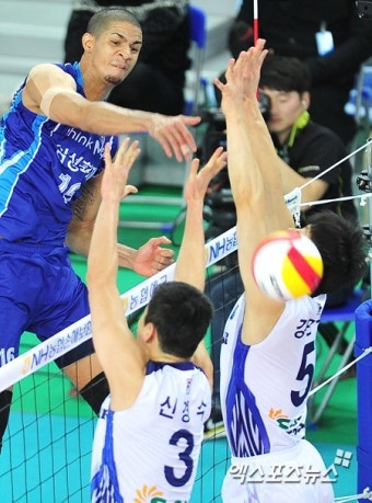 '레오 53득점 신기록' 삼성화재, 대한항공 3-1 완파