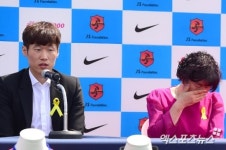 박지성 은퇴선언에 눈물 흘리는 어머니 장명자씨[포토]