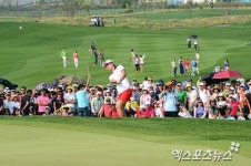 김효주 구름갤러리 앞에서 멋진 어프로치샷[포토]