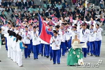 [아시안게임 개막식] 북한선수단 '얼굴에는 환한 미소가'[포토]