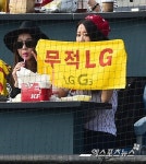 나인뮤지스 경리 '무적LG 응원해요'[포토]