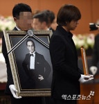 故 신해철 발인 영결식장 나서는 영정사진[포토]