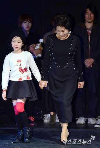 김혜자 '손녀같은 이레 손잡고 입장'[포토]