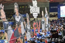 '뜨거운 응원 펼치는 현대캐피탈 홈팬들'[포토]