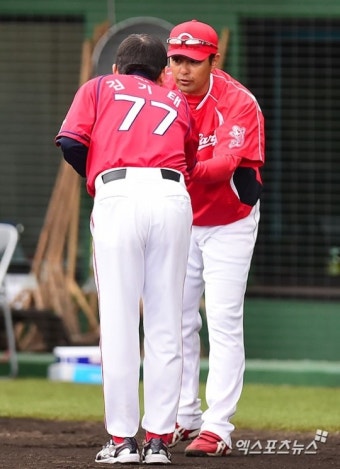 김기태 감독 '좋은 경기 했습니다'[포토]