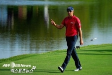 파머3R, 스텐손 2타 차 단독선두…맥길로이 공동 12위