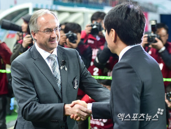 '대한축구협회 정몽규 회장과 악수하는 축구대표팀 슈틸리케 감독'[포토]