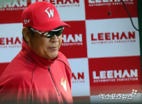 김용희 감독 오늘 경기 잘 풀리네[포토]