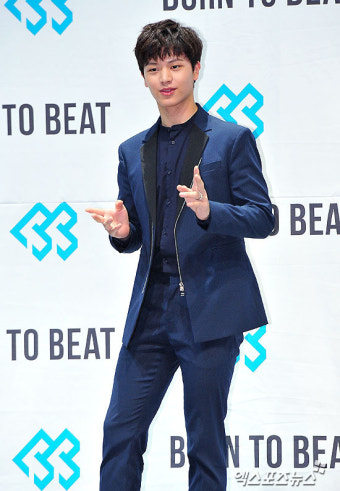 육성재 '새앨범 들고 깜찍 인사'[포토]