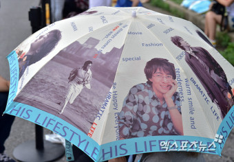(배용준 박수진 결혼식) '일본 팬들속에 등장한 배용준 양산'[포토]
